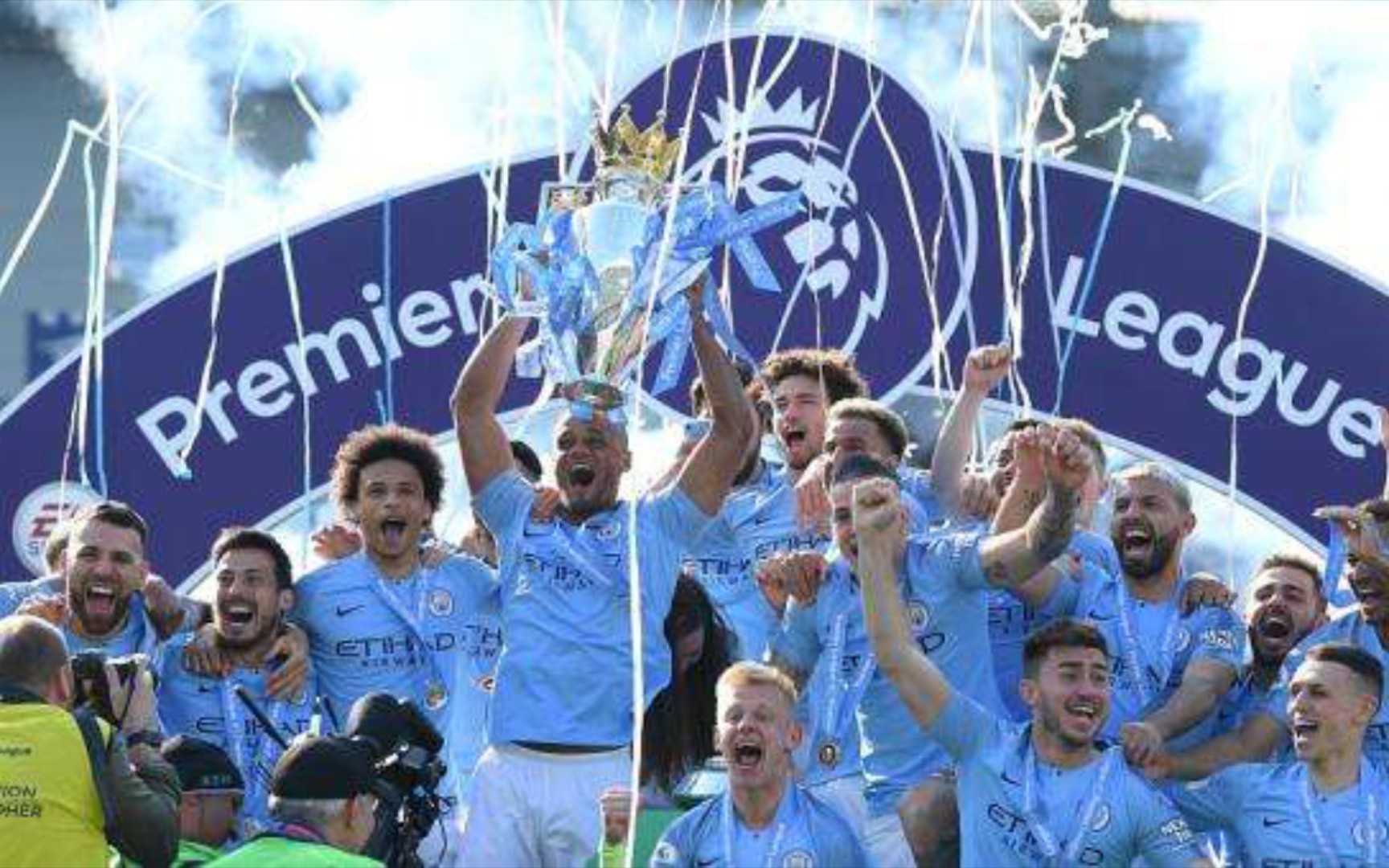 他的缺席对 他的缺席对